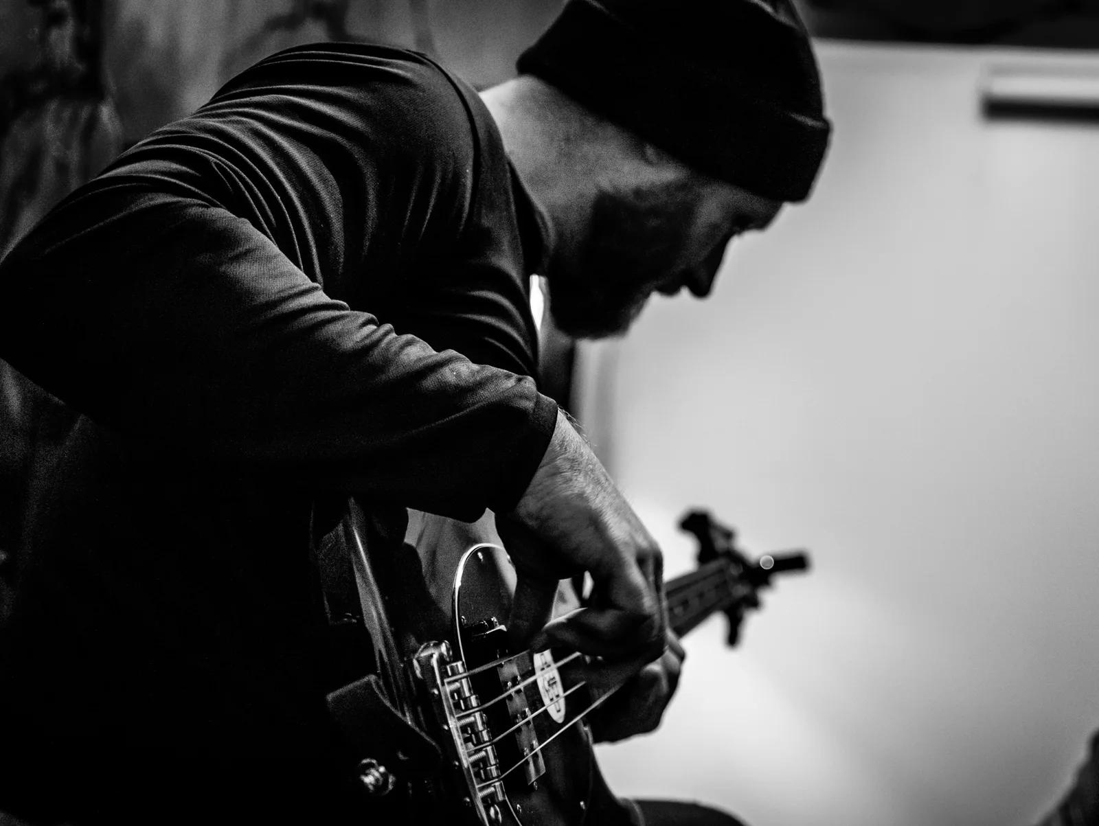 Musiker mit Bass im Studio